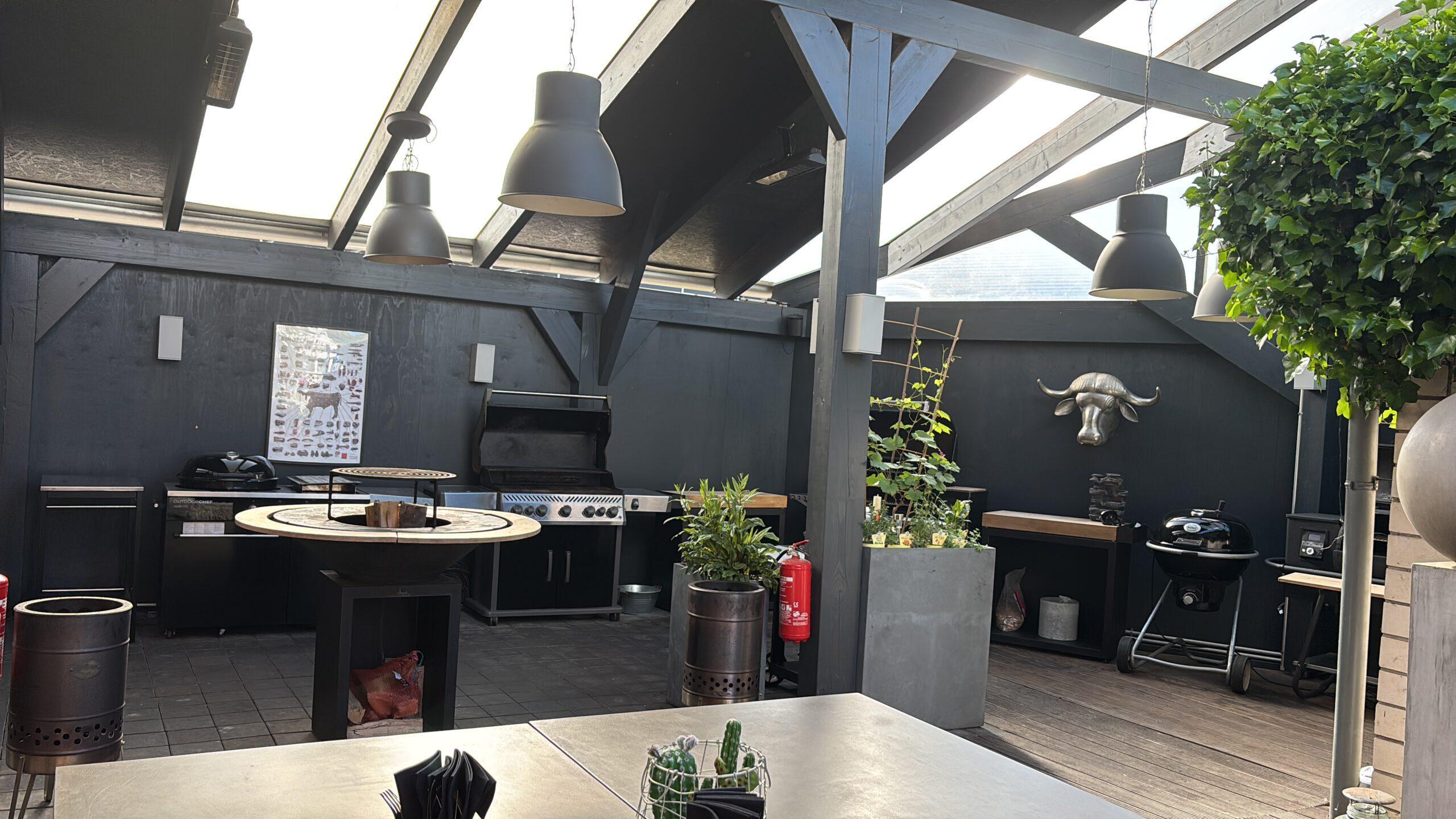 Grillstation auf der Terrasse des BBQ Raum Hürth mit mehreren hochwertigen Grills – bereit für BBQ-Kurse, Events und kulinarische Erlebnisse