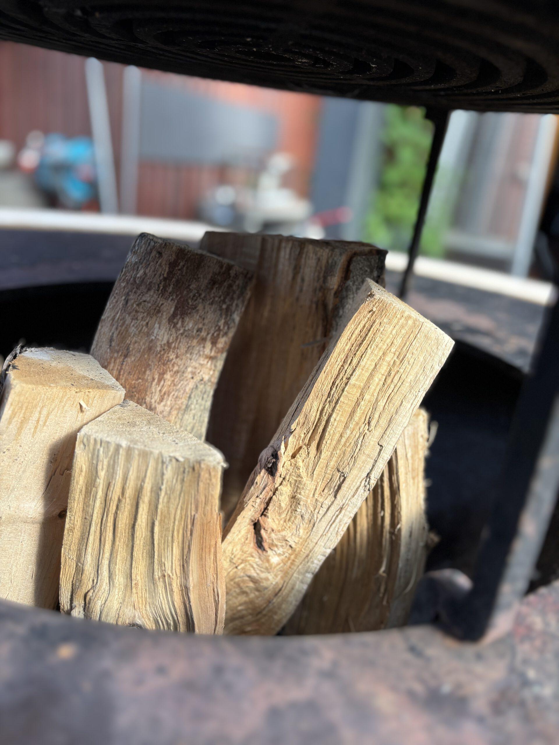 Aufgestellte Holzscheite im Puncher – vorbereitet für den nächsten Grillmoment im BBQ Raum.