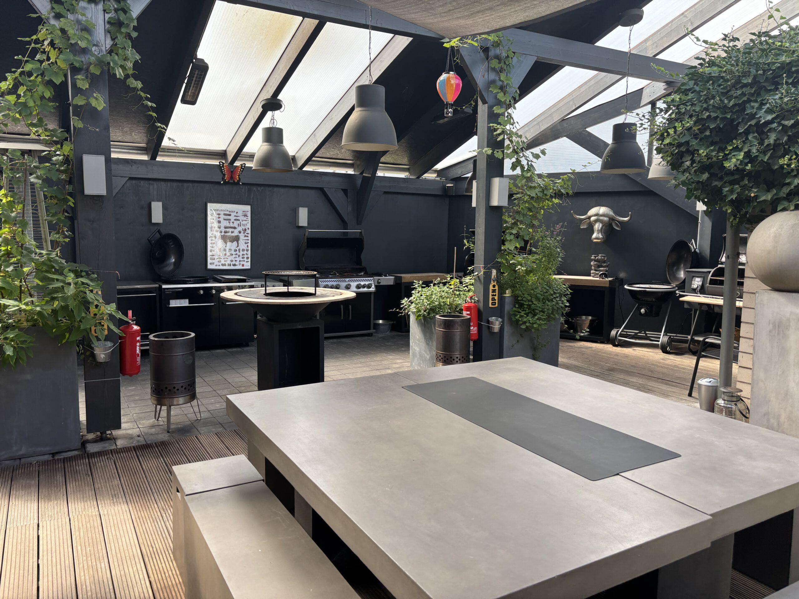 BBQ Raum Hürth – überdachter Grill- und Eventbereich mit moderner Outdoorküche und Feuerstelle