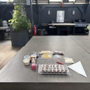 Zutaten für Pralinen und Arbeitsstation im BBQ Raum Hürth – Vorbereitung für den Pralinenkurs mit Hermann Donnik