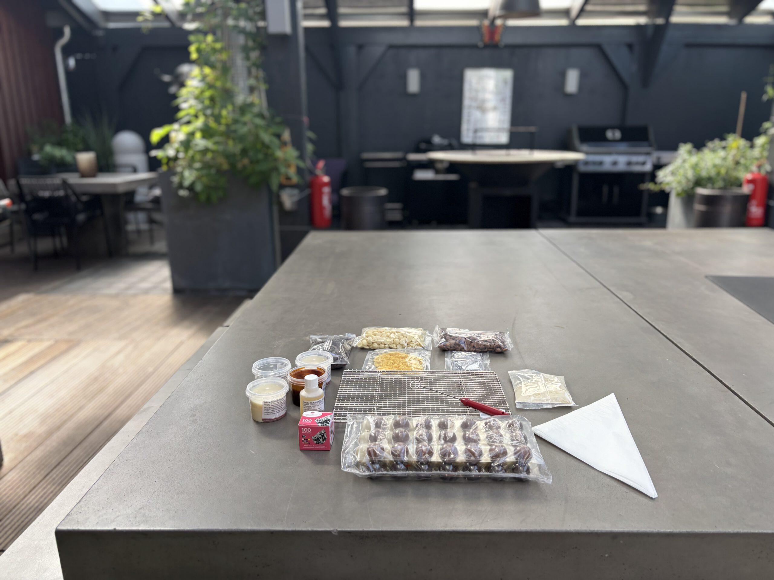 Zutaten für Pralinen und Arbeitsstation im BBQ Raum Hürth – Vorbereitung für den Pralinenkurs mit Hermann Donnik