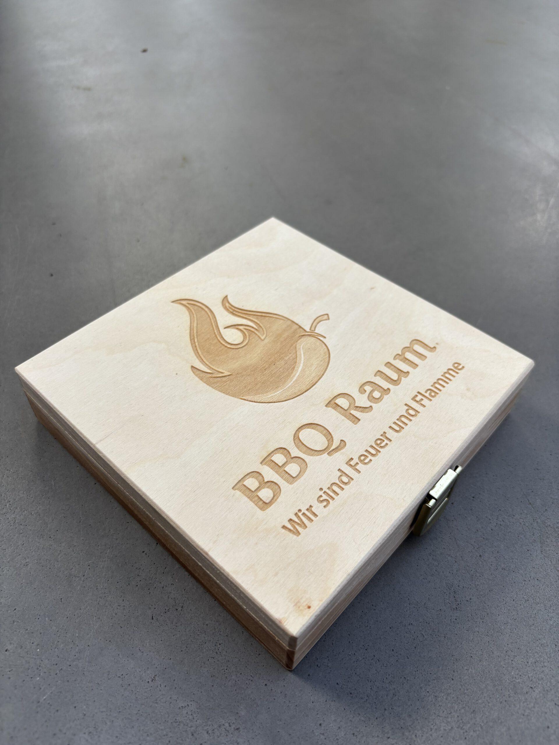 BBQ Raum Pralinen-Holzbox mit Logo – handgemacht, regional, Präsent von Hermann Donnik