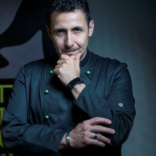 Hermann Donnik Blickt in die Kamera, Moderator, Koch, Grillmeister und Content Creator bei Instagramm und tiktok über 200k Follower